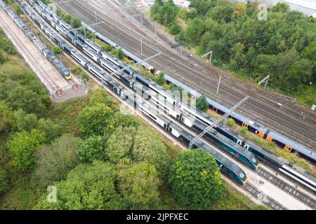 Oxley, Wolverhampton 18 août 2022 - des trains de la côte ouest d'Avanti stationnés et inutilisés se trouvent au dépôt de traction et d'entretien de matériel roulant d'Oxley, près de Wolverhampton, alors que les grèves ferroviaires se poursuivent au Royaume-Uni. Crédit : Scott cm/Alay Live News Banque D'Images