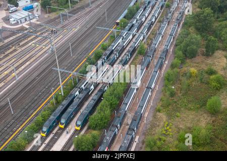 Oxley, Wolverhampton 18 août 2022 - des trains de la côte ouest d'Avanti stationnés et inutilisés se trouvent au dépôt de traction et d'entretien de matériel roulant d'Oxley, près de Wolverhampton, alors que les grèves ferroviaires se poursuivent au Royaume-Uni. Crédit : Scott cm/Alay Live News Banque D'Images