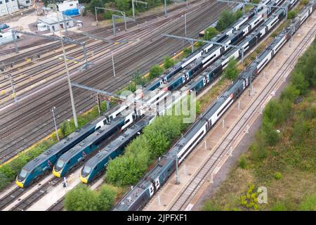 Oxley, Wolverhampton 18 août 2022 - des trains de la côte ouest d'Avanti stationnés et inutilisés se trouvent au dépôt de traction et d'entretien de matériel roulant d'Oxley, près de Wolverhampton, alors que les grèves ferroviaires se poursuivent au Royaume-Uni. Crédit : Scott cm/Alay Live News Banque D'Images