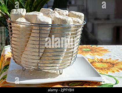 Artisanal fromage de chèvre blanc dur bio de petite ferme de chèvre en Italie Banque D'Images