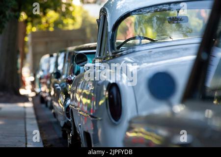 Washington, États-Unis. 07th août 2022. Une Chevrolet 1950s se trouve dans une rangée de voitures garées. Il s'agit de l'une des 20 voitures et camions anciens utilisés dans le film, 'Rustin', sur le militant des droits civils Bayard Rustin. Le film est produit par la société de production de Barack et Michelle Obama, Higher Ground Productions, et fera ses débuts sur Netflix en 2023. Crédit : SOPA Images Limited/Alamy Live News Banque D'Images