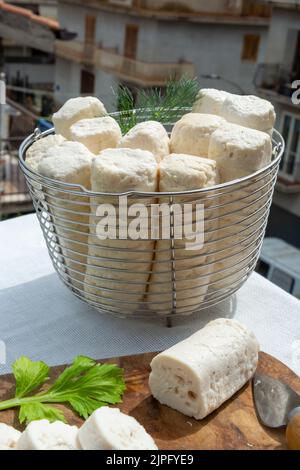 Artisanal fromage de chèvre blanc dur bio de petite ferme de chèvre en Italie Banque D'Images