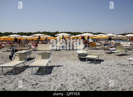 Vue sur la plage italienne avec parasols et chaises longues. Journée d'été sur la plage. Riviera Romagnola, Italie Banque D'Images