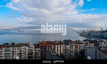 Paysage de la côte d'Izmir et de la mer Égée vu depuis l'ancien ascenseur d'Izmir Banque D'Images