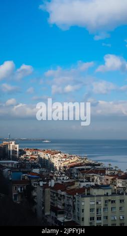 Paysage de la côte d'Izmir et de la mer Égée vu depuis l'ancien ascenseur d'Izmir Banque D'Images