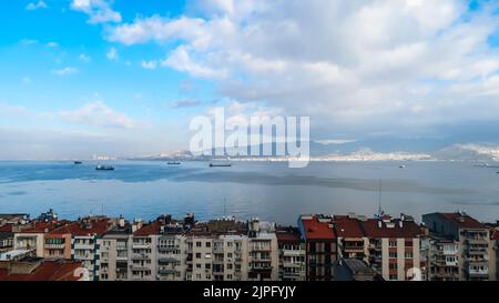 Paysage de la côte d'Izmir et de la mer Égée vu depuis l'ancien ascenseur d'Izmir Banque D'Images