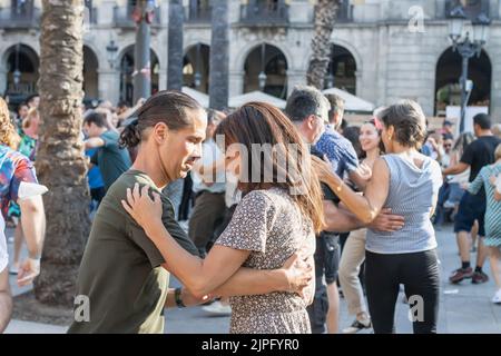 Barcelone, Espagne - 14 mai 2022: Les gens dansent sur la Plaza Real à Barcelone (Espagne). Banque D'Images