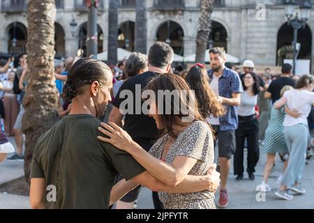 Barcelone, Espagne - 14 mai 2022: Les gens dansent sur la Plaza Real à Barcelone (Espagne). Banque D'Images