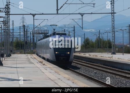 Un des rares trains en Grèce arrivant à la gare de Corinthe en été Banque D'Images