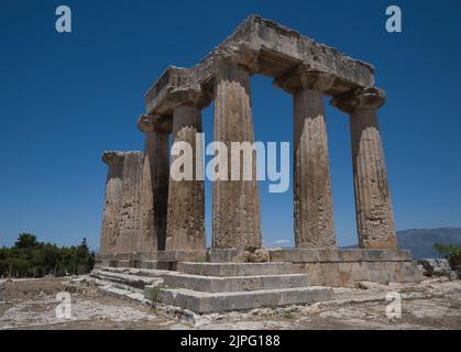 Vue sur le temple d'Apollon dans la Corinthe antique, Grèce en été Banque D'Images