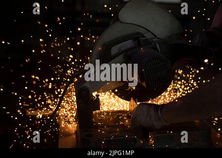 Étincelles du soudage. Découpe des métaux. Détails de production. Arrière-plan industriel. Banque D'Images