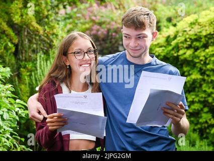 Lewes UK 18th août 2020 - sœur et frère sont ravis d'avoir reçu aujourd'hui leurs résultats De Niveau A de la Lewes Old Grammar School, dans l'est du Sussex. : Crédit Simon Dack / Vervate / Alamy Live News Banque D'Images