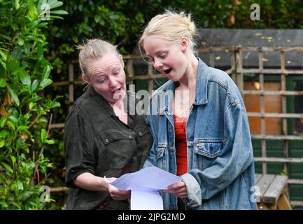 Lewes UK 18th août 2020 - mère et fille élève ouvre aujourd'hui ses résultats De niveau A à la Lewes Old Grammar School, dans l'est du Sussex . : Crédit Simon Dack / Vervate / Alamy Live News Banque D'Images