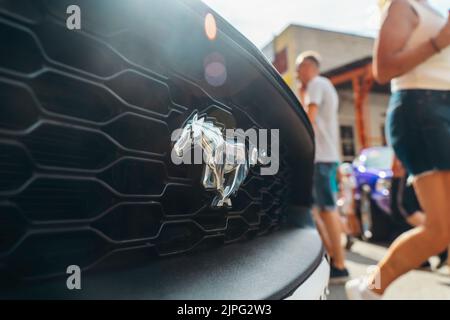 San Francisco, Etats-Unis - 17 août 2022: Ford mustang voiture. La marque de voiture moderne et puissante Mustang se trouve dans une rue ensoleillée de la ville. Mise au point sélectionnée. Photo de haute qualité Banque D'Images