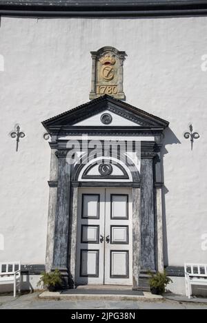 Une église octogonale en pierre blanchie à la chaux a été construite en 1784 à Røros, une ville minière avec des bâtiments historiques en bois dans le centre de la Norvège. Banque D'Images