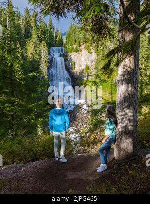 Alexander Falls, C.-B., Canada, couple regardant la chute d'eau au Canada Colombie-Britannique pendant l'automne. Jeune couple sur une route à travers la Colombie-Britannique Canada Banque D'Images