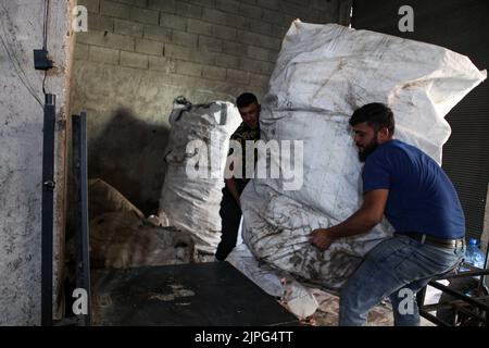 Gaziantep, Turquie. 15th août 2022. Gaziantep, Turquie. 15 août 2022. Les réfugiés syriens préparent des sacs de divers matériaux recyclés collectés dans des conteneurs à déchets qui seront vendus aux principaux centres de recyclage de Gaziantep. Le travail des ramasseurs et des travailleurs de déchets à l'installation de tri réduit la quantité de déchets qui se retrouvent dans les décharges, mais la municipalité s'inquiète des problèmes environnementaux et de santé publique posés par l'activité (Credit image: © Zakariya Yahya/IMAGESLIVE via ZUMA Press Wire) Banque D'Images