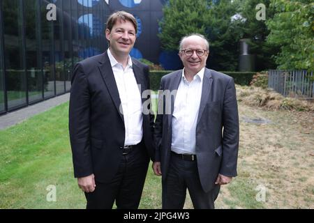 Düsseldorf, Allemagne. 18th août 2022. Michel Favre (r), Directeur général de Hella, se trouve à côté du Directeur financier (CFO) Bernard Schäferbarthold. Hella, spécialiste de l'éclairage basé à Lippstadt, est détenue en majorité par le fournisseur automobile français Faurecia. Depuis février, les deux sociétés opèrent sous le nom de Forvia. La société affirme être le septième plus grand fournisseur automobile dans le monde avec plus de 150 000 employés. Crédit : David Young/dpa/Alay Live News Banque D'Images