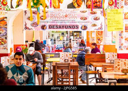 Personnes dînant au marché Coyoacan à Mexico, Mexique Banque D'Images