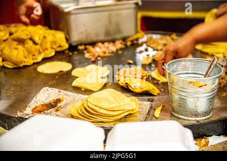 Les Mexicains cuisent et préparent des tacos au marché Coyoacan de Mexico, au Mexique Banque D'Images