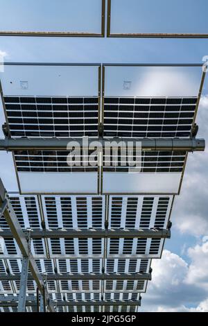 Installation d'essai Agri-photovoltaïque, un verger de pommes a été couvert de deux systèmes différents de modules PV sur une superficie de plus de 3000 mètres carrés, rai Banque D'Images