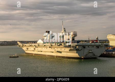 Le navire amiral de la flotte de la Royal Navy, le porte-avions HMS Queen Elizabeth, à sa base de Portsmouth, Hampshire, Royaume-Uni. Elle a été lancée en 2014 et est entrée en service en 2018. Elle fait maintenant partie du groupe de grève des transporteurs du Royaume-Uni. Banque D'Images