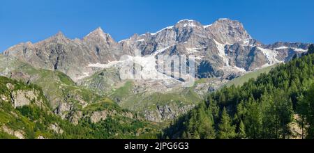 Le panorama des sommets de Punta Gnifetti ou Signalkuppe, Parrotspitze, Ludwigshohe, Piramide Vincent - vallée de la Valsie. Banque D'Images