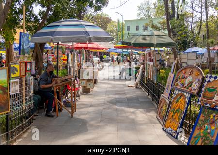 Peintres et artistes vendant leurs œuvres d'art dans un parc à Coyoacan, Mexico, Mexique Banque D'Images