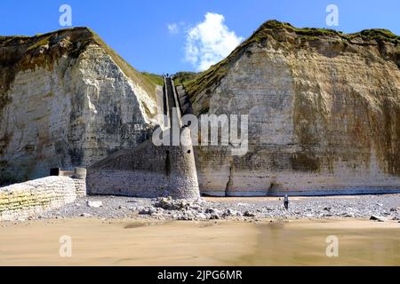 Frankreich, Sotteville-sur-Mer, 27.06.2022: Treppe zum Strand in den Kreidefelsen an der Alabasterkueste in Sotteville-sur-Mer an der franzoesischen K. Banque D'Images