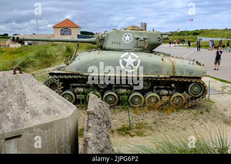 Frankreich, Sainte-Marie-du-Mont, 07.07.2022: ein Alter amerikanischer Sherman Panzer in der Nähe des Landungs- Museums am Utah Beach erinnert an die Banque D'Images