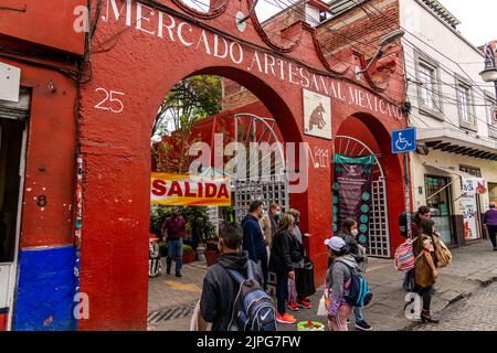 L'entrée du marché du Mercado Artesanal à Coyoacan, Mexico, Mexique Banque D'Images