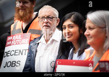 Jeremy Corbyn (2nd à gauche) et Zarah Sultana, député de Coventry Sud (2nd à droite) sur la ligne de piquetage devant la gare de Londres Euston. Date de la photo: Jeudi 18 août 2022. Banque D'Images