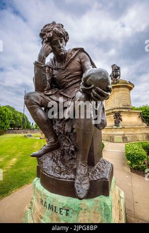 Une statue du personnage Hamlet et William Shakespeare au sommet du monument Gower, Bancroft Gardens, Stratford-upon-Avon, Angleterre Banque D'Images