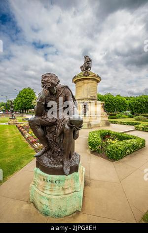 Une statue du personnage Hamlet et William Shakespeare au sommet du monument Gower, Bancroft Gardens, Stratford-upon-Avon, Angleterre Banque D'Images