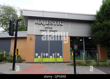 Une succursale du Majestic Wine Warehouse dans la banlieue de South Gosforth, Newcastle upon Tyne, Royaume-Uni. Banque D'Images