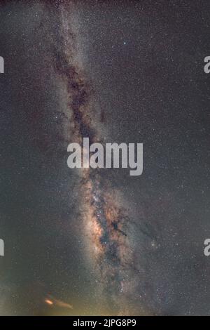 La voie lactée est un groupe de lumière brumeux vu dans le ciel nocturne formé d'étoiles Banque D'Images