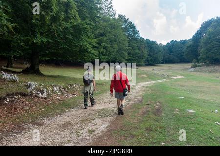 Abruzzes, Italie - août 2022 - Walkers in Monti Simbruini, une chaîne de montagnes dans le centre de l'Italie faisant partie du système de montagnes des Apennines. Banque D'Images