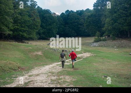 Abruzzes, Italie - août 2022 - Walkers in Monti Simbruini, une chaîne de montagnes dans le centre de l'Italie faisant partie du système de montagnes des Apennines. Banque D'Images