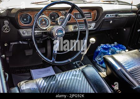 Liban, TN - 13 mai 2022 : vue de l'intérieur détaillée d'un coupé à toit rigide LeMans GTO 1965 de Pontiac lors d'un salon automobile local. Banque D'Images