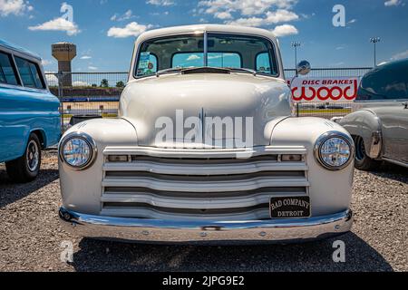 Liban, TN - 13 mai 2022 : vue de face basse d'un pick-up 3100 1948 de Chevrolet personnalisé lors d'un salon automobile local. Banque D'Images