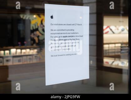 Signez sur la porte de l'Apple Store à Covent Garden pour annoncer que tous les magasins Apple seront fermés pendant l'épidémie du coronavirus (Covid-19) Banque D'Images