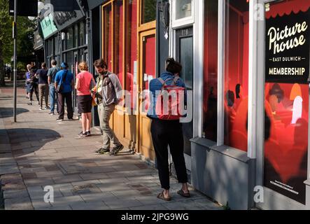 Pendant le verrouillage du coronavirus (Covid-19), des gens font la queue devant un boucherie sur Lordship Lane, East Dulwich, South London. Banque D'Images