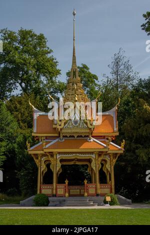 Un cliché vertical du pavillon royal thaïlandais à Lausanne, Suisse Banque D'Images