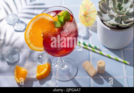 Boisson rafraîchissante traditionnelle espagnole d'été, cocktail, Tinto de verano. Banque D'Images