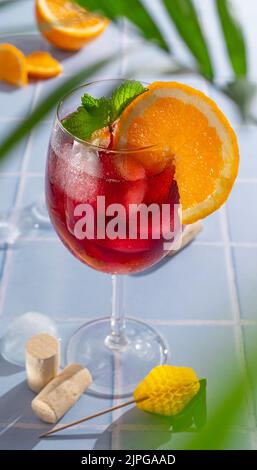 Boisson rafraîchissante traditionnelle espagnole d'été, cocktail, Tinto de verano. Banque D'Images