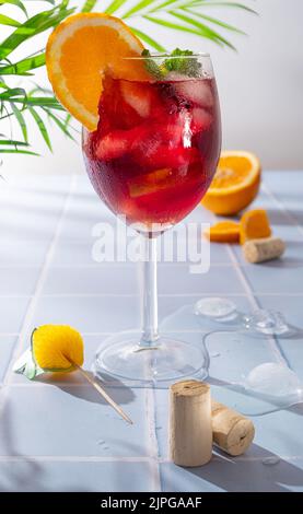 Boisson rafraîchissante traditionnelle espagnole d'été, cocktail, Tinto de verano. Banque D'Images