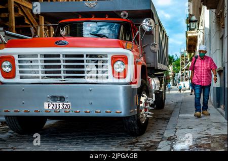 Ford vintage rénové camion dans l'une des rues de la Vieille Havane avec un passage cubain. Banque D'Images