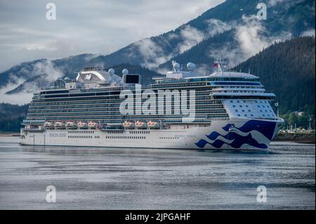 Juneau, Alaska - 27 juillet 2022 : navire de croisière la princesse de découverte arrive au port du bateau de croisière de Juneau. Banque D'Images