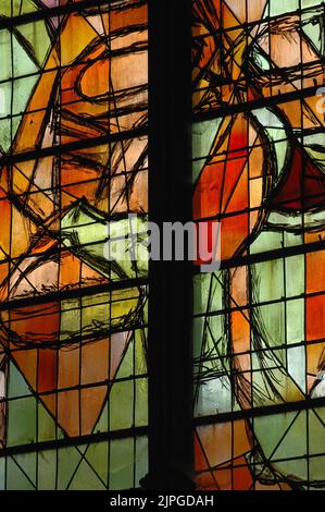 Les couleurs reposantes et rêveuses de l'artiste moderniste Marc Chagall : détail d'une des vitraux bibliques de l'ancien Testament qu'il a créés entre 1958 et 1970 pour la cathédrale catholique romaine de Metz, dans la région du Grand est, dans le nord-est de la France. Banque D'Images