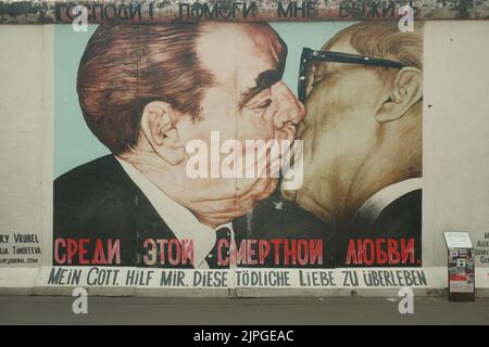 Une peinture du frère baiser entre Brejnev et Honecker sur le mur de Berlin à la East-Side-Gallery à Berlin, Allemagne Banque D'Images